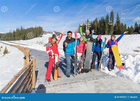 Immagine di un gruppo di snowboarder donne sorridenti su una montagna innevata