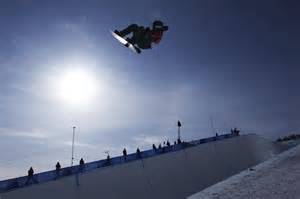 Chloe Kim in azione nell'halfpipe, con una grande elevazione