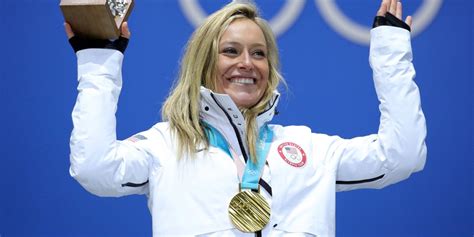 Jamie Anderson festeggia una medaglia d'oro olimpica dopo una gara di slopestyle