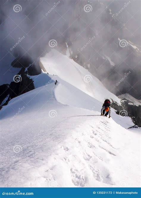Elena Hight mentre scende lungo una ripida parete di neve fresca nel backcountry