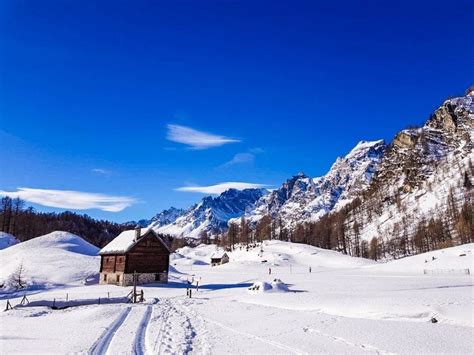 Panorama innevato delle Valli Ossolane con impianti di risalita