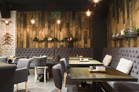 Interno di un ristorante bavarese rustico con elementi decorativi tradizionali