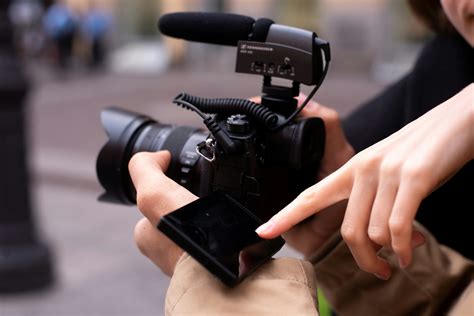Immagine di una persona che filma una discesa sciistica con una action cam