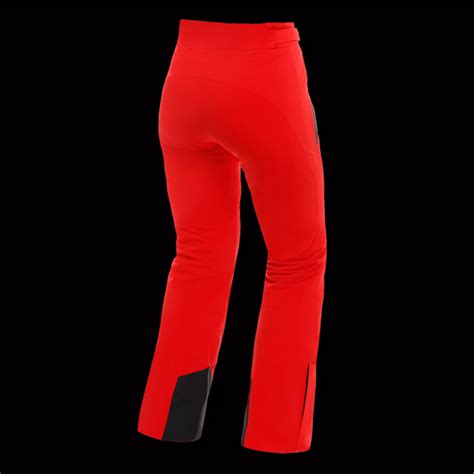 Foto di una donna che indossa i pantaloni da sci Icepeak Freyung in color fucsia, mostrando la vestibilità slim fit e i dettagli funzionali.