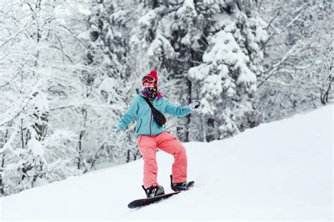 Illustrazione di una persona che fa snowboard con abbigliamento tecnico colorato.
