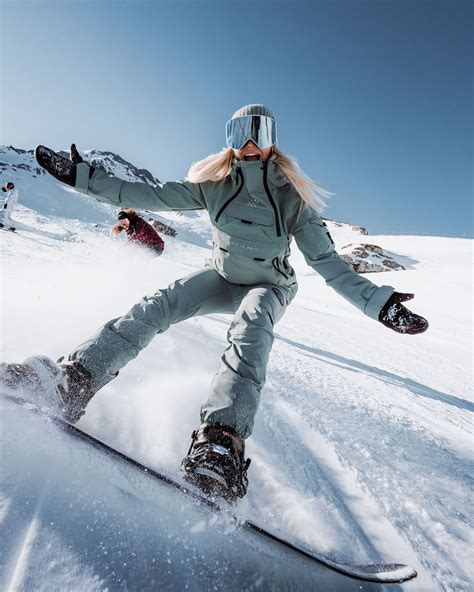 Schema che illustra le curve a J e a S sullo snowboard.