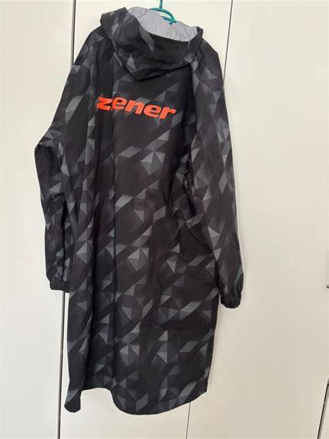 Design e funzionalità della Giacca Coach Ziener RCE