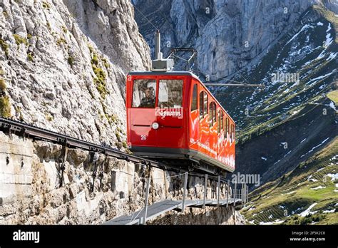 Treno a cremagliera della Wengernalpbahn che sale verso Wengen