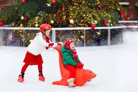 bambini che pattinano su una pista di ghiaccio all'aperto circondata dalla neve