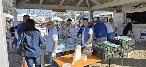 Foto di gruppo dello Sci Club Coriano sulla spiaggia di Riccione con autorità locali