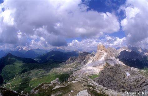 Vista panoramica dalla Forcella Bella con le cime circostanti.