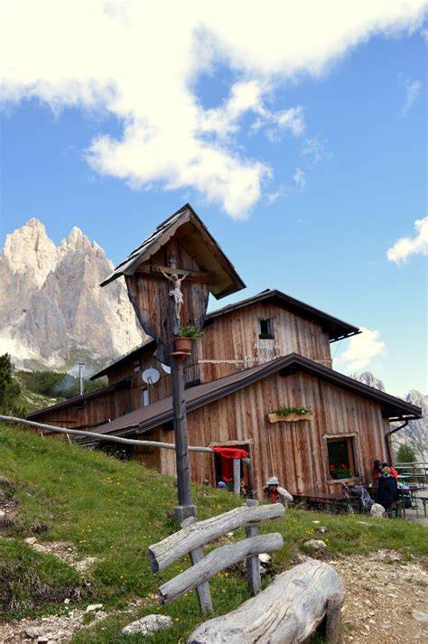 Panorama del Rifugio Città di Carpi con le guglie dei Cadini di Misurina sullo sfondo