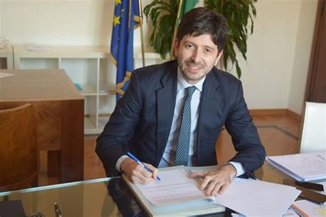Ministro della Salute Roberto Speranza firma un decreto