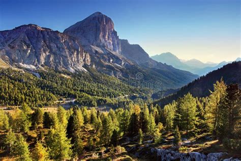 Panorama alpino con vista sulle Dolomiti, in particolare sul gruppo Rondoi-Baranci.