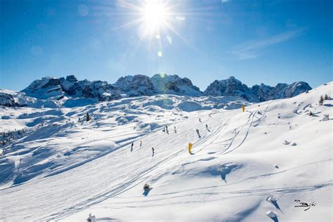 panoramica della SkiArea Folgarida-Marilleva con piste innevate e impianti di risalita