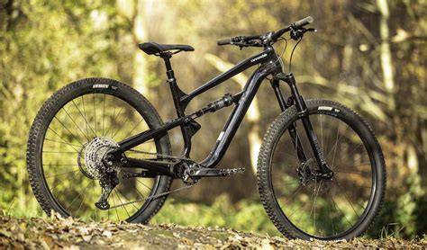 Mountain bike full suspension in azione su un terreno roccioso