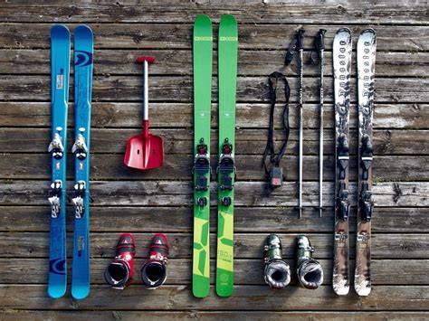 Tabella comparativa delle caratteristiche degli sci da pista, all-mountain e freeride.