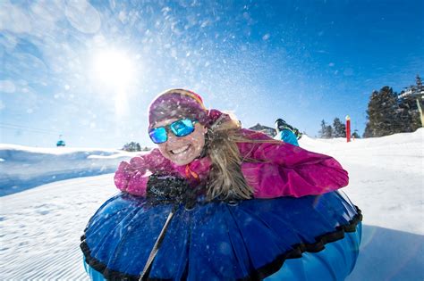 Bambini che fanno tubing a Kreischberg
