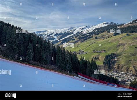 Vista panoramica di Saalbach Hinterglemm con piste da sci e rifugi