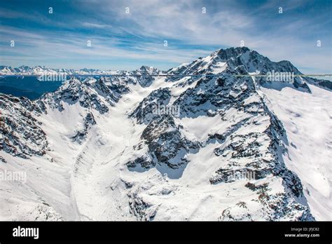 Panoramica innevata della Valmalenco con il Monte Disgrazia sullo sfondo.