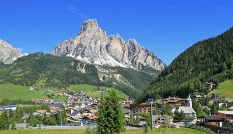 Vista panoramica di Corvara in Badia con il massiccio del Sassongher