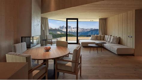 Interni eleganti di una suite d'hotel con vista sulle Dolomiti