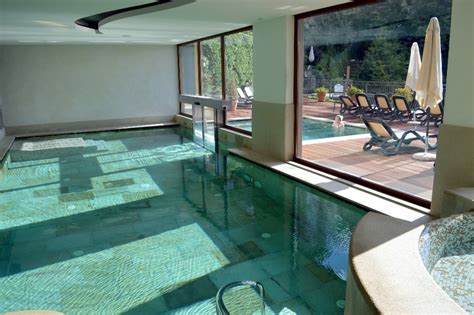 Vista interna della piscina panoramica del centro benessere con vista sulle montagne