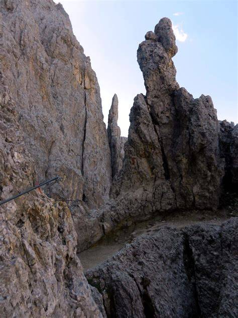 Dettaglio di un tratto attrezzato della Via Ferrata Passo Santner con cavi d'acciaio e scalette.