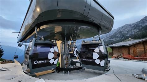 Immagine di una moderna cabinovia a 10 posti in funzione nella Ski Area Folgaria