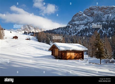 Rifugio di montagna con neve e persone