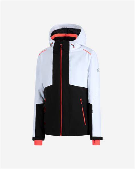 Dettaglio di un capo d'abbigliamento da sci 8848 Altitude con focus su materiali e design.