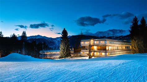 Vista panoramica del TH Resort Marilleva circondato dalle montagne innevate