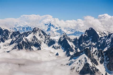 Panorama alpino con ghiacciai e cime innevate