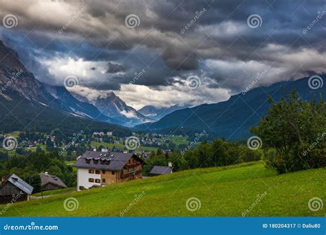 Panorama invernale dell'Engadina con montagne innevate e villaggi tradizionali