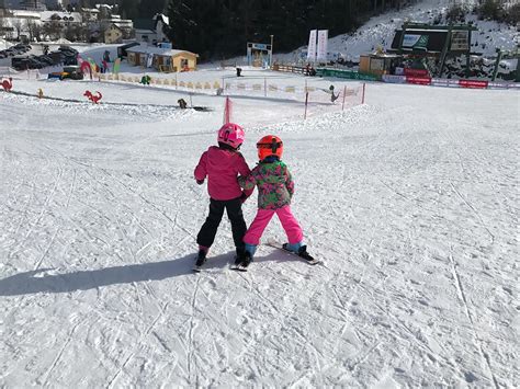 Bambini che imparano a sciare su una pista dolce in un comprensorio sciistico per famiglie