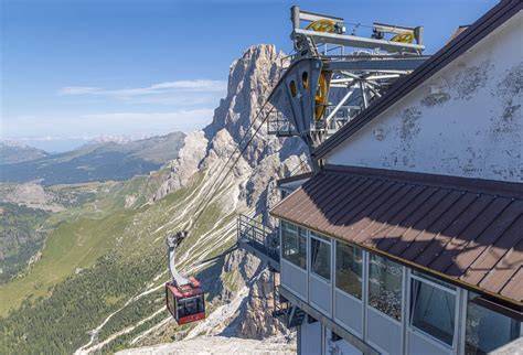 vista dell'altopiano delle Pale di San Martino con la funivia