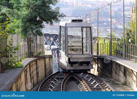 illustrazione di una cabina funicolare accessibile con sedia a rotelle