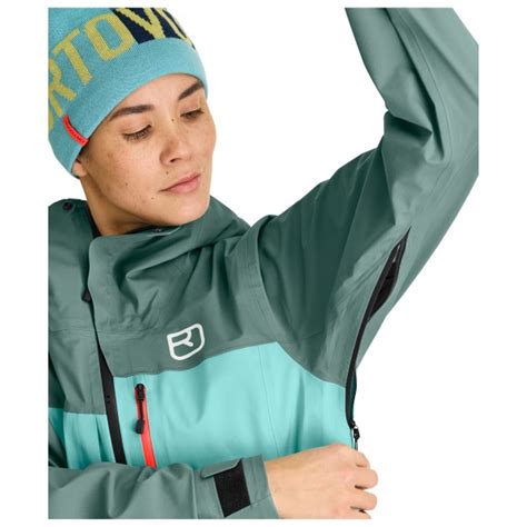 Foto della giacca Ortovox 3L Ravine Shell indossata da un uomo durante un'attività sciistica, che mostra la vestibilità e i dettagli del design.