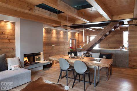 Interno dello Chalet Ski con arredi in legno e vista panoramica