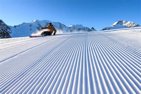 Vista aerea delle piste da sci che si snodano tra le montagne innevate