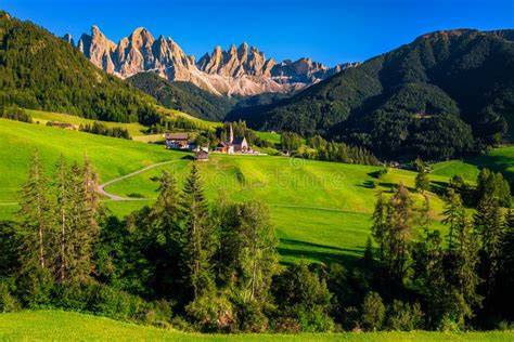 Paesaggio montano dolomitico con lago alpino e villaggio caratteristico