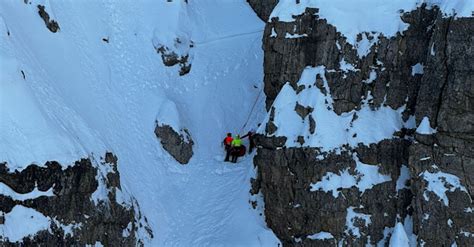 ripido canalone innevato con corde fisse visibili