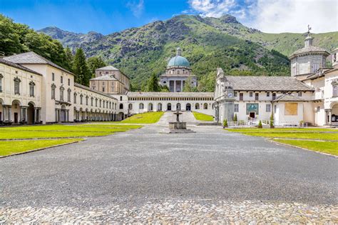 Rappresentazione della funivia di Oropa con sullo sfondo il Santuario