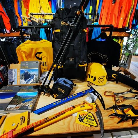 Insegna del negozio Grivel con attrezzatura da alpinismo in esposizione