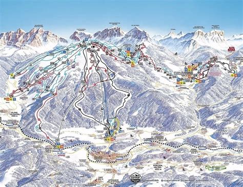 Panoramica delle piste da sci innevate nel comprensorio Valchiavenna, con montagne innevate sullo sfondo.