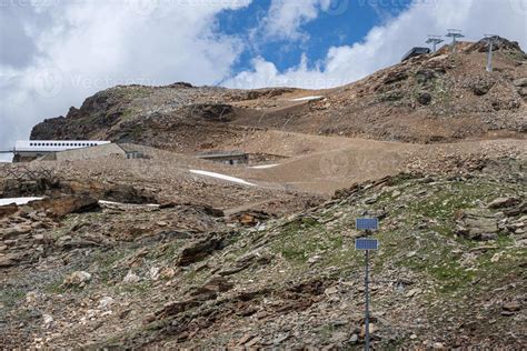 Vista panoramica della zona di Passo dei Salati con la funivia in primo piano