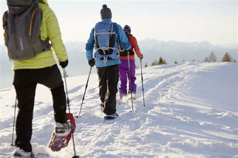 Vasta gamma di racchette da neve e attrezzatura invernale esposta in negozio