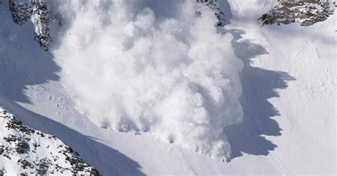 Valanga che travolge scialpinisti in montagna