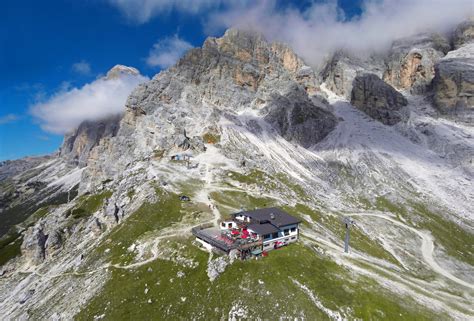 Vista panoramica del Rifugio Pomedes con le montagne circostanti