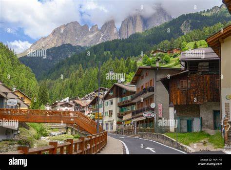 Immagine delle Dolomiti con il villaggio di Canazei